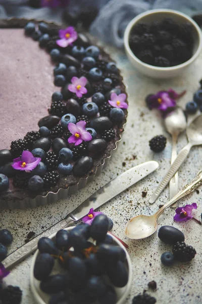 Hausgemachte Brombeertorte. Süße Torte mit Brombeeren-Blaubeere und Trauben auf Steintisch — Stockfoto