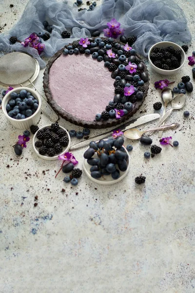 Crostata dolce e gustosa con mirtilli freschi, more e uva, servita su fondo pietra — Foto Stock