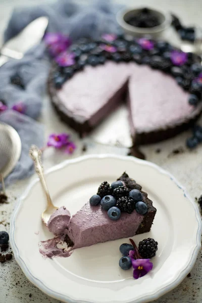 Teller mit hausgemachtem Stück köstlicher Heidelbeer-, Brombeer- und Traubenkuchen oder Torte auf dem Tisch — Stockfoto