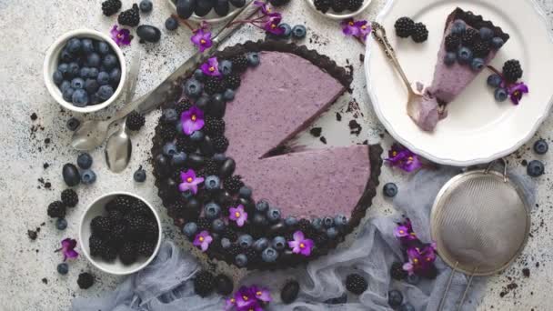 Placa con trozo casero de delicioso pastel de arándanos, moras y uvas o tarta servido en la mesa — Vídeo de stock
