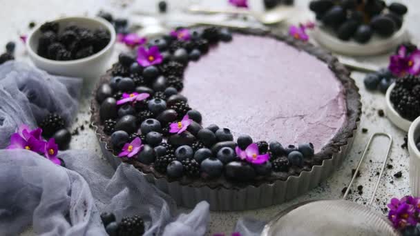 Домашній ожиновий пиріг. Солодкий пиріг з чорницею і виноградом на кам'яному столі — стокове відео