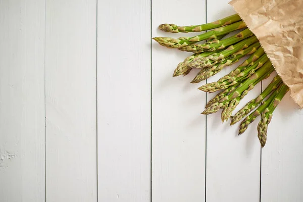 Asperges vertes fraîches dans un sac en papier brun. Concept de saine alimentation. Nourriture pour végétariens — Photo