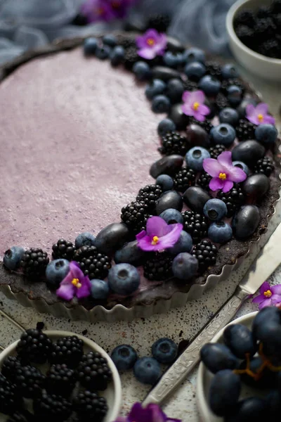 Süße und schmackhafte Torte mit frischen Blaubeeren, Brombeeren und Trauben, serviert auf Steinhintergrund — Stockfoto