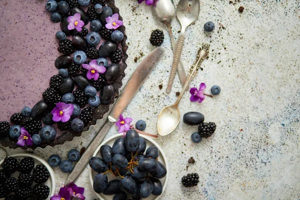 Söt och läcker syrlig med färska blåbär, björnbär och druvor, serveras på sten bakgrund — Stockfoto