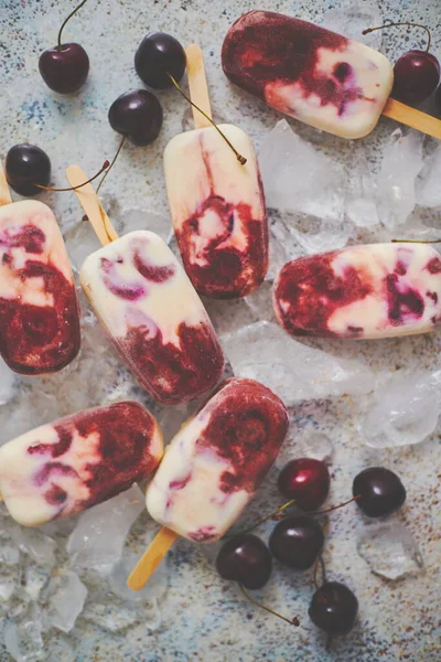 Delicious, homemade popsicles made from cherries and cream. — Stock Photo, Image