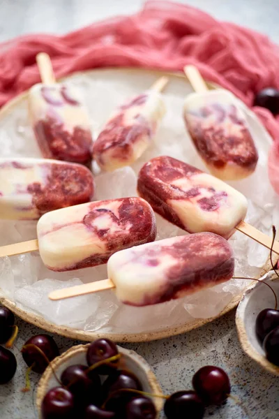 Färsk grädde och körsbär hemmagjord glass placeras på vit keramik platta med frukt och textil — Stockfoto