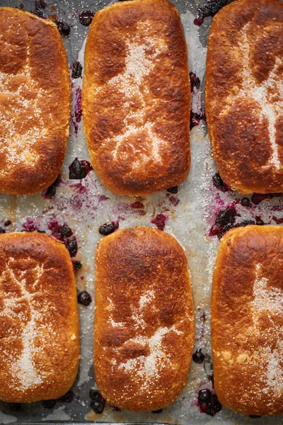 Délicieux petits pains chauds faits maison farcis aux myrtilles sur une plaque à pâtisserie — Photo