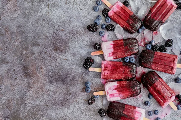 Homemade blackberry and cream ice-creams or popsicles with frozen berries — Stock Photo, Image