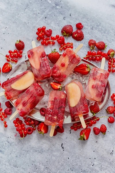 Hemmagjorda hallon, jordgubbar, äppel- och vinbärsglass på metallplatta med isblandade bär — Stockfoto