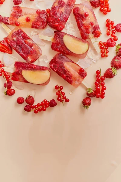 Hemlagad frysta olika röda bär naturlig juice glass - paletter - is pop — Stockfoto