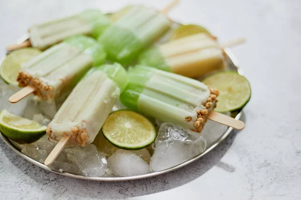 Verano refrescante paletas de limón caseras con hielo astillado sobre fondo de piedra — Foto de Stock