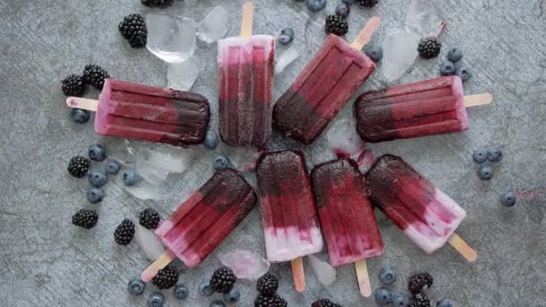Mure de casă și înghețată înghețată sau popsicles cu fructe de pădure congelate pe tava cu ardezie neagră — Videoclip de stoc