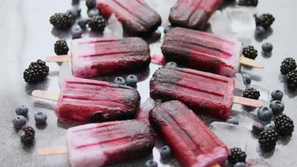 Helados caseros de mora y crema o paletas con bayas congeladas en bandeja de pizarra negra — Vídeos de Stock