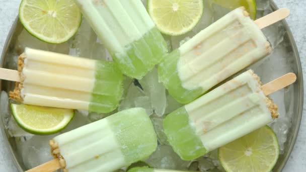 Été rafraîchissant glacés maison au citron vert avec de la glace écaillée sur fond de pierre — Video