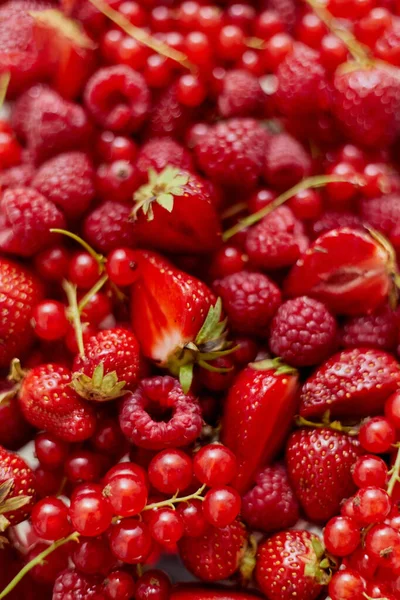 Fresh summer red fruit background composition. Strawberries, red currants, raspberries. — Stock Photo, Image