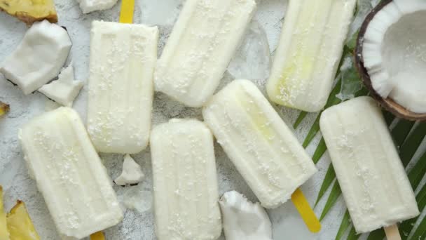 Summer popsicles on stick. Pinacolada flavour. Made with pineapple, cocount milk, rum. Vegan snack — Stock Video