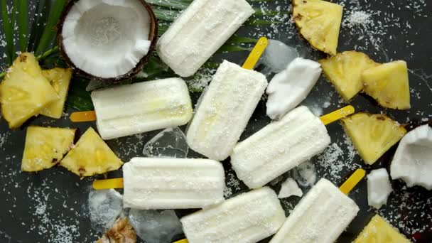 Letní nanuky na tyčince. Chuť Pinacolady. Vyrobeno z ananasu, kokosového mléka, rumu. Veganská svačinka — Stock video