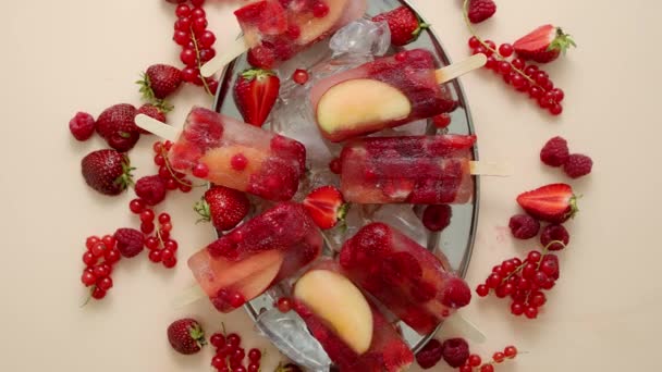 Hausgemachte gefrorene verschiedene rote Beeren natürlichen Saft Eis am Stiel - Paletten - Eis Pops — Stockvideo