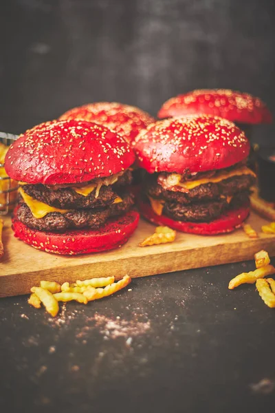Seperangkat roti merah burger lezat daging sapi, daging babi, keju, bawang panggang di atas berkarat gelap — Stok Foto