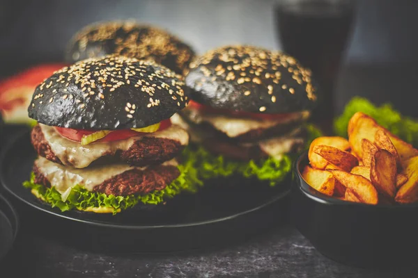 Hambúrguer duplo com legumes e queijo — Fotografia de Stock
