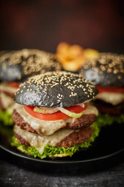 Hitam ganda cheeseburger dengan tomat dan selada — Stok Foto