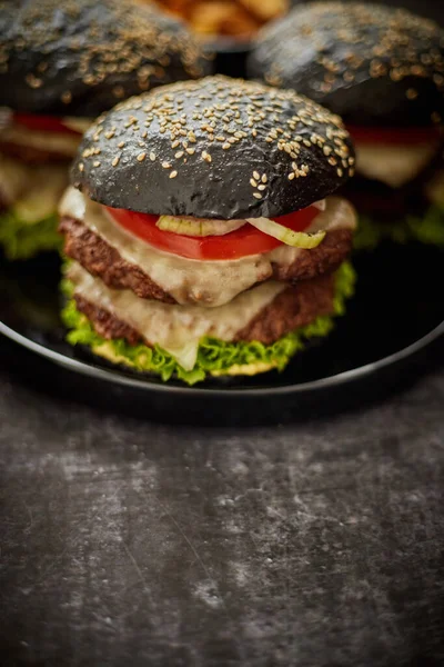 Double beef burger dengan sayuran dan keju — Stok Foto