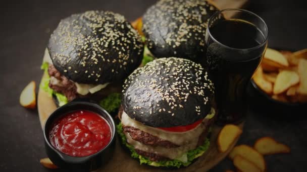 Delizioso hamburger nero con polpette e formaggio — Video Stock