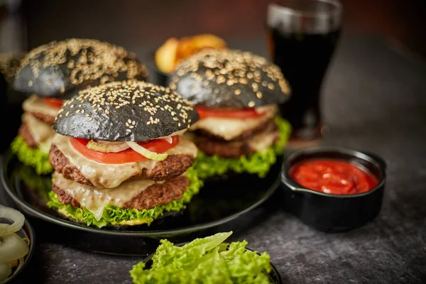 Appetitlich schwarze Hamburger und Bratkartoffeln — Stockfoto