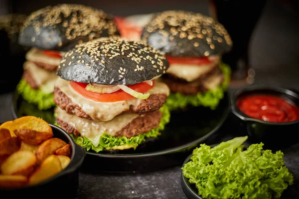 Hamburger hitam lezat dengan roti dan keju — Stok Foto
