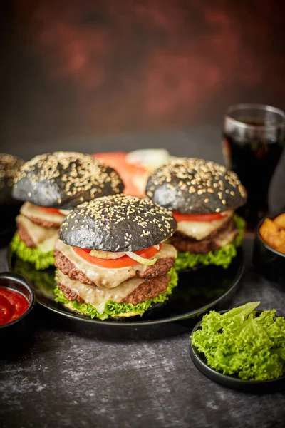 Doppelter Rindfleisch-Burger mit Gemüse und Käse — Stockfoto