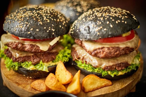 Appetitlich schwarze Hamburger und Bratkartoffeln — Stockfoto