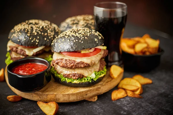 Delicioso hambúrguer preto com rissóis e queijo — Fotografia de Stock