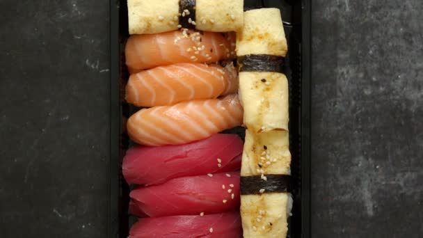 Nigiri sushi set v plastovém kontejneru připraveno na donášku. Detailní záběr odnášecí krabice na oběd — Stock video