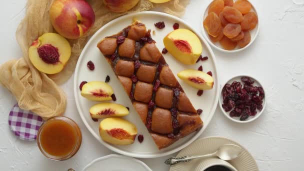 Délicieux gâteau aux pêches ou nectarines maison, fruits frais, confiture, canneberge sur fond de pierre — Video