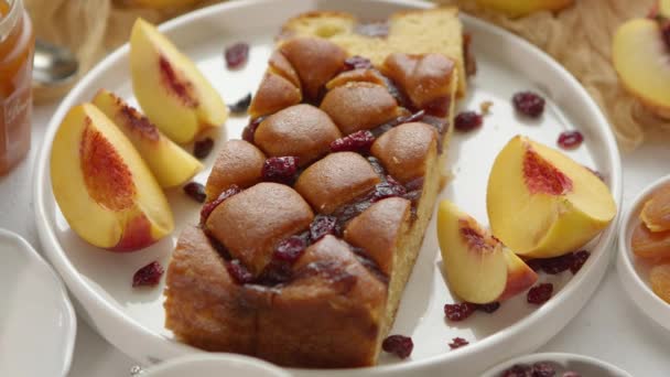 Köstlicher hausgemachter Pfirsich- oder Nektarinenkuchen, frisches Obst, Marmelade, Preiselbeere auf Steingrund — Stockvideo