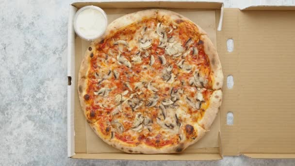 Pudełko z pizzą. Porąbana gorąca pizza w kartonowym pudełku. Pizza z grzybami i serem. — Wideo stockowe