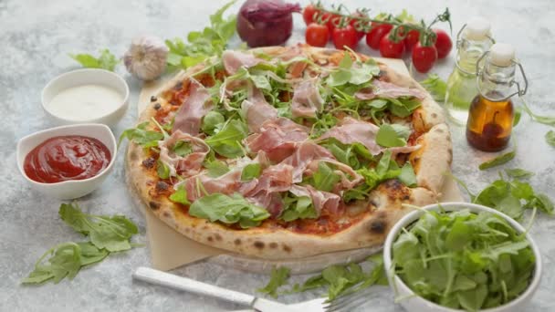 Pizza sonkával és arugulával. Friss összetevőkkel tálalva — Stock videók