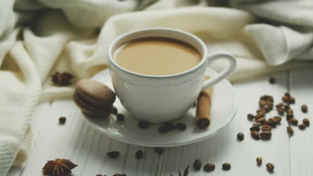 Secangkir kopi dengan kue dan kayu manis — Stok Video