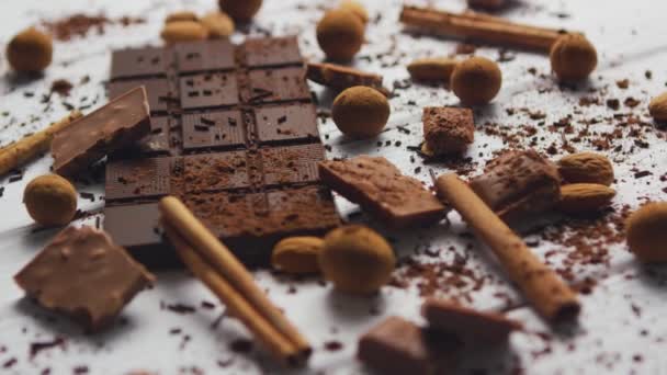 Zbliżenie ułożone bałagan czarnej czekolady z kawałkami czekolady mlecznej — Wideo stockowe