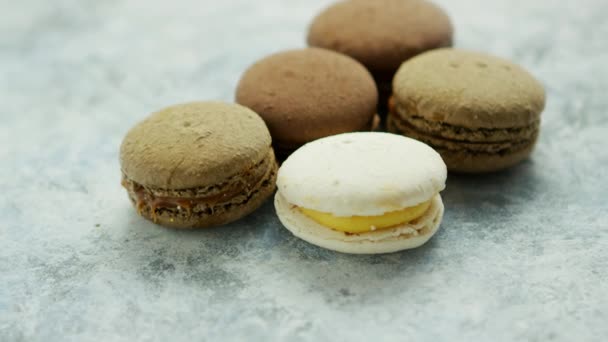 Leckeres Macarons-Gebäck auf Marmor — Stockvideo