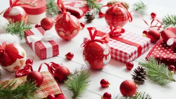 Decorações de Natal perto de presentes na mesa — Vídeo de Stock