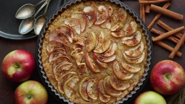 Domácí jablečný koláč s čerstvým ovocem a skořicovými tyčinkami na rezavém pozadí — Stock video
