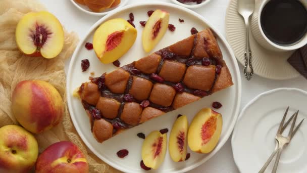 Pyszne domowe ciasto brzoskwiniowe lub nektarynowe, świeże owoce, marmolada, żurawina na kamiennym tle — Wideo stockowe
