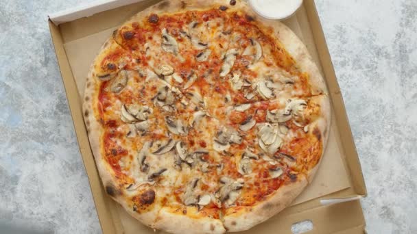 Lieferung Pizzakartons. Gehackte heiße Pizza in einem Karton. Pizza mit Pilzen und Käse. — Stockvideo