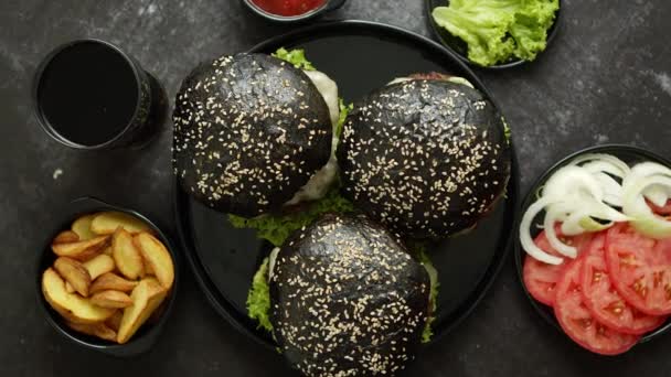 Fekete hamburger és sült krumpli szósszal — Stock videók