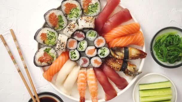 Verschiedene Sushi-Rollen auf runden Keramikteller — Stockvideo