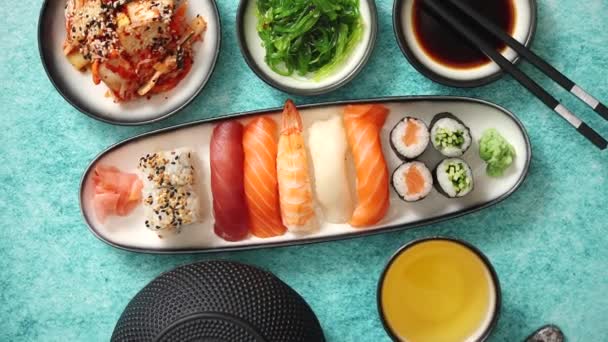 Azjatycki asortyment żywności. Różne rolki sushi umieszczone na płytach ceramicznych — Wideo stockowe