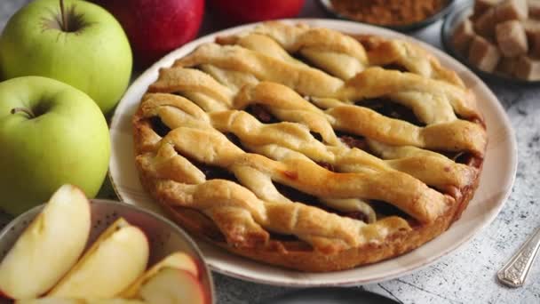 Hagyományos sült almás pite kerámia tányéron — Stock videók