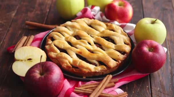 Házi készítésű almás pite péksüteményekkel a sötét fa konyhaasztalon — Stock videók