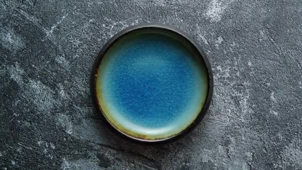 Buatan tangan coklat dan biru glasir mangkuk tembikar pedesaan — Stok Video